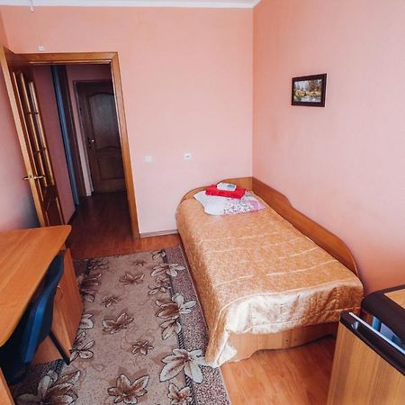 Hotel Raduga Astravyets Екстер'єр фото