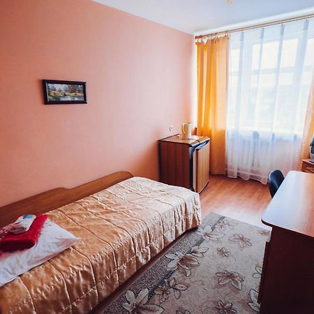 Hotel Raduga Astravyets Екстер'єр фото