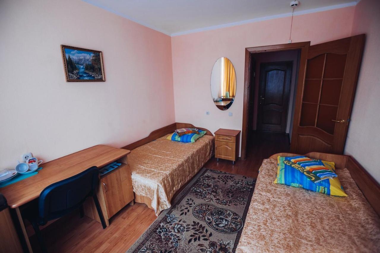 Hotel Raduga Astravyets Екстер'єр фото